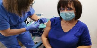 Da oggi anche in Sicilia prende il via la somministrazione della quarta dose (second booster o secondo richiamo) di vaccino anti-Covid alle persone dai 60 anni in su e a quelle con elevata fragilità dai 12 anni in su, purché siano trascorsi almeno 120 giorni dalla ricezione del booster (terza dose o primo richiamo) o dall’ultima infezione successiva al richiamo (in questo caso fa data il test che ha accertato la positività)